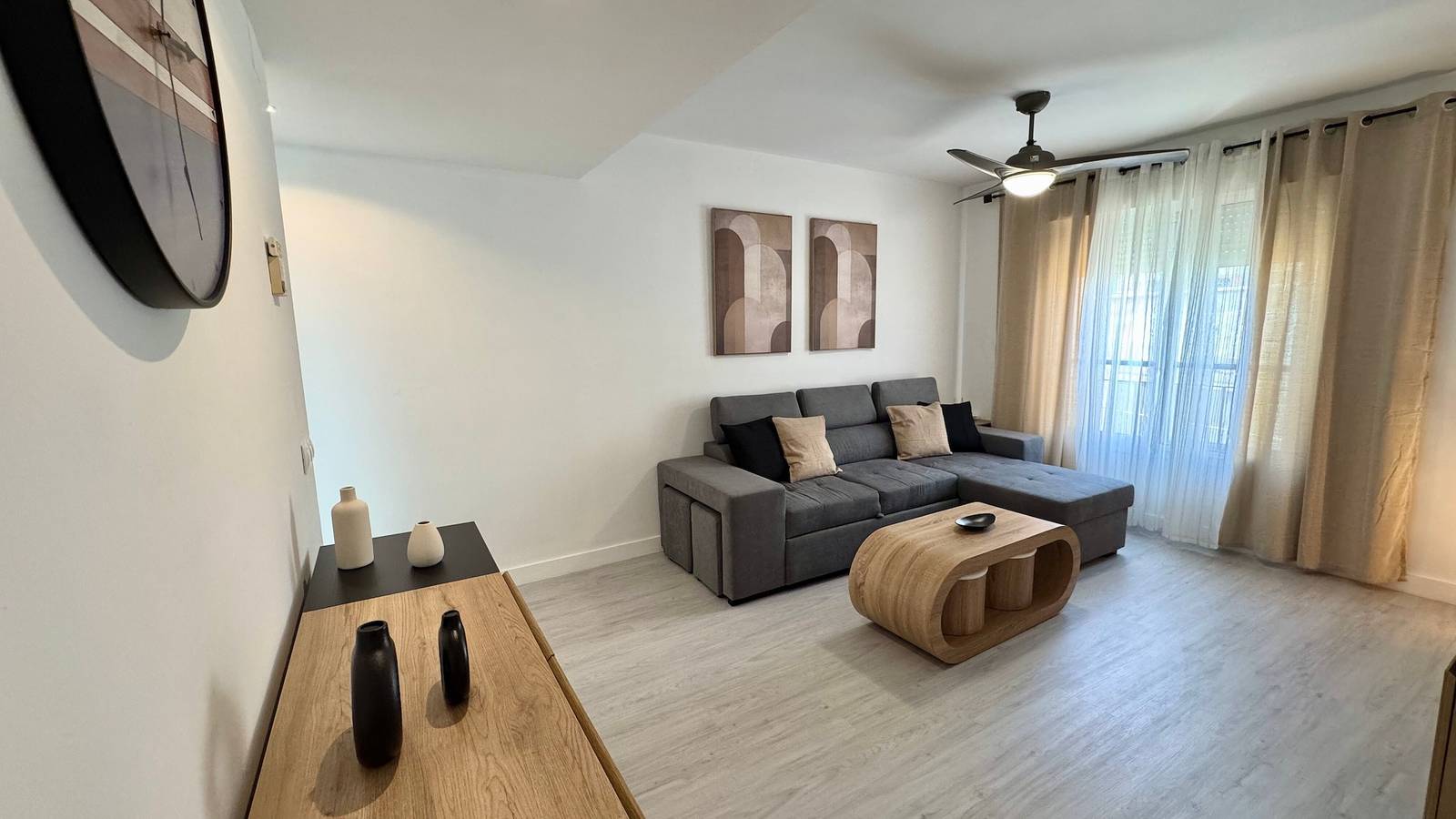 Entire apartment, Apartment 'San Miguel Centro' with Wi-Fi and Air Conditioning in Playa El Bajondillo, Torremolinos