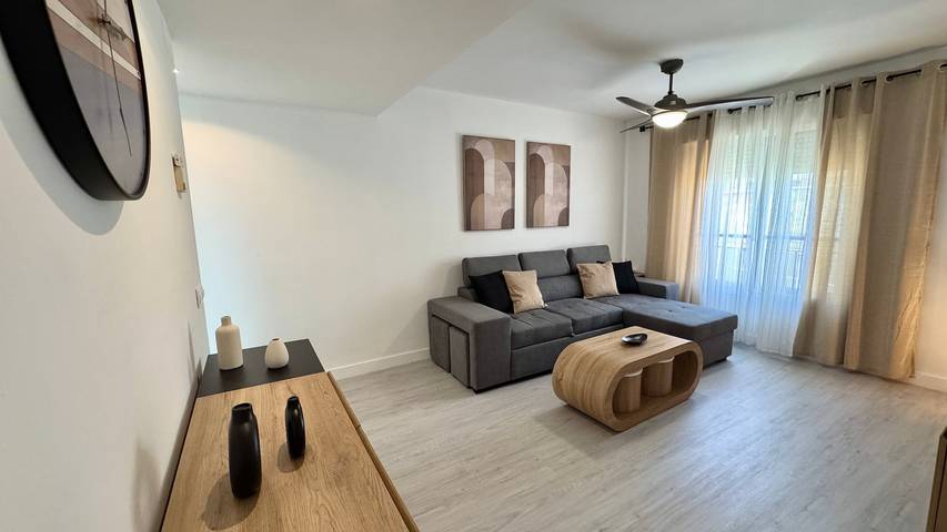 Apartamento entero, Apartamento 'San Miguel Centro' con Wi-Fi y aire acondicionado in Playa El Bajondillo, Torremolinos
