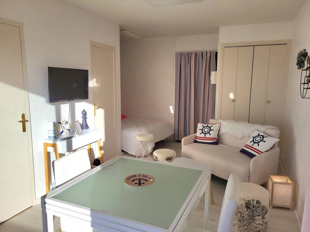 Estudio entero, Estudio en Merville-Franceville con balcón, a 1 min de la playa e incluye parking privado y dos bicicletas in Merville-Franceville-Plage, Región de Caen