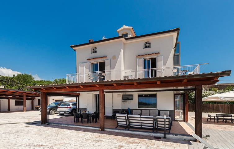 Gemütliches Strand-Apartment mit AC, Terrasse, Parkplatz & WiFi in Marina di Casal Velino, Casal Velino
