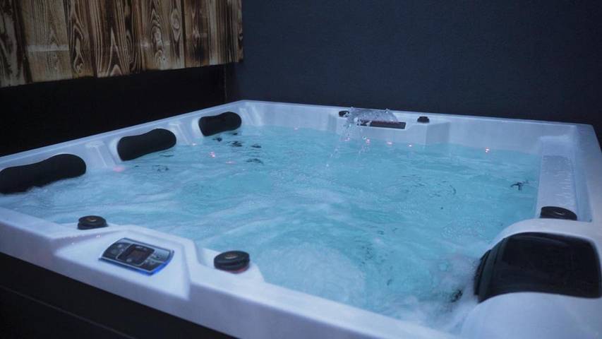Ferienwohnung für 2 Personen, mit Whirlpool und Terrasse sowie Pool und Sauna