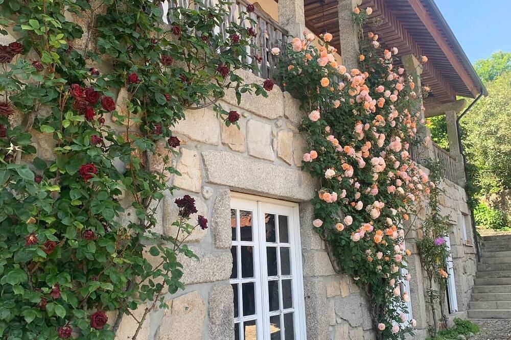 House of the three boys in Monte Córdova, Distrito de Porto