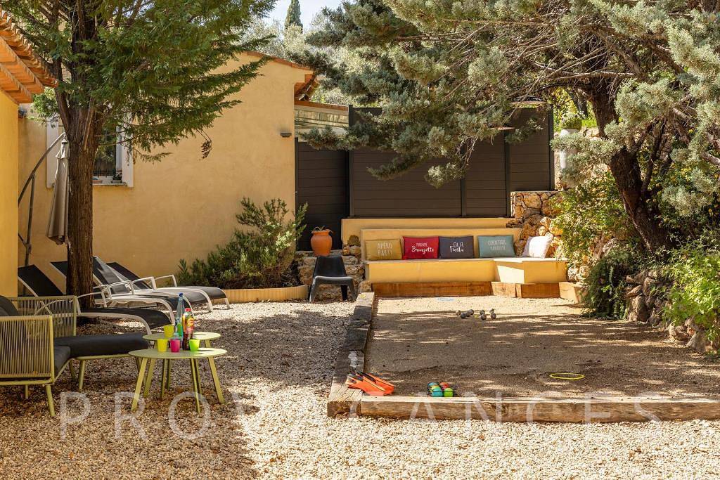 Lovely holiday home with pool in Le Rouret in Le Rouret, Région de Cannes