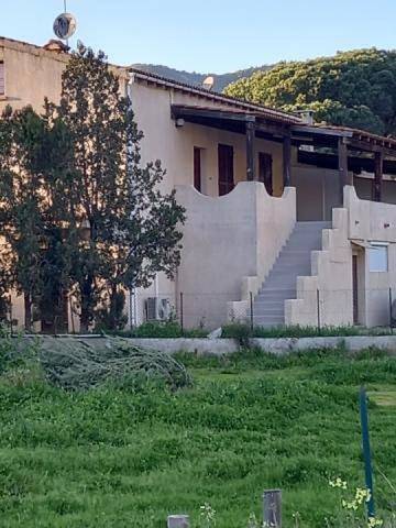 Gîte pour 10 personnes, avec terrasse, animaux acceptés dans Plage de Sagone
