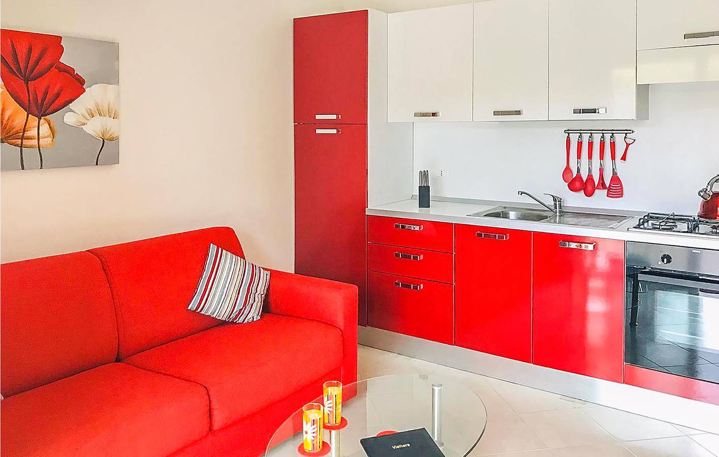 Ganze Ferienwohnung, Oase am Strand: 70 Sq. Ft. Apartment w / AC, Parkplatz, Pool & Küche in Pizzo, Vibo Valentia Provinz