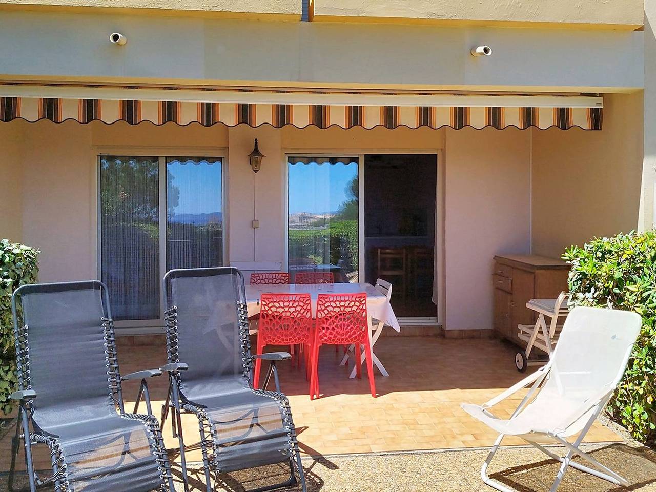 Appartement entier, T2 cabine avec terrasse à La Favière, proche plages et commerces in Bormes-les-Mimosas, Parc national de Port-Cros