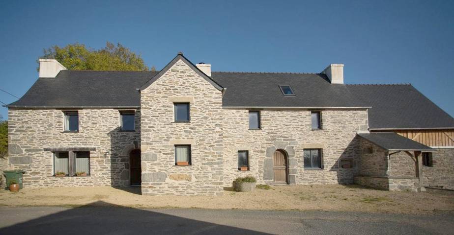 Gîte pour 7 personnes, avec jardin à Locmélar