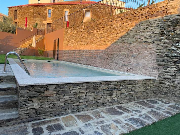 Location de vacances pour 2 personnes, avec Terrasse et Jardin ainsi que Piscine et Vue dans Tabuaço