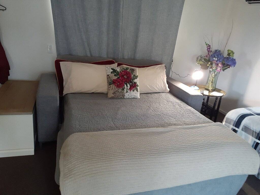 Seaside, on bike trail with free fibre and streaming. Double glazed comfort.\n in West Coast (Neuseeland)