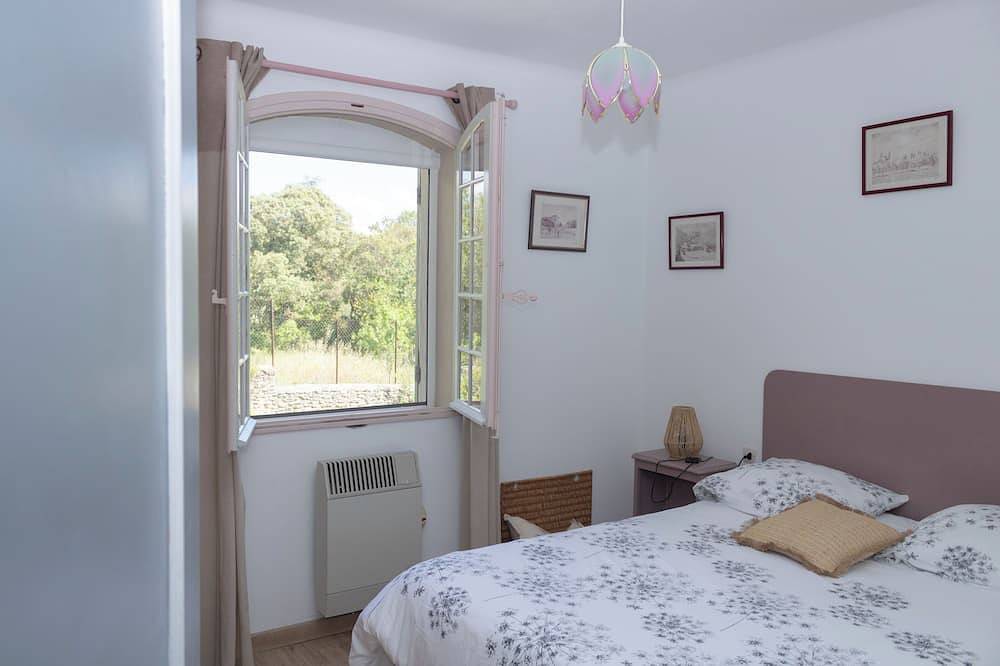 Villa Provencale Face Au Luberon in Cabrières-d'Avignon, Parc naturel régional du Luberon