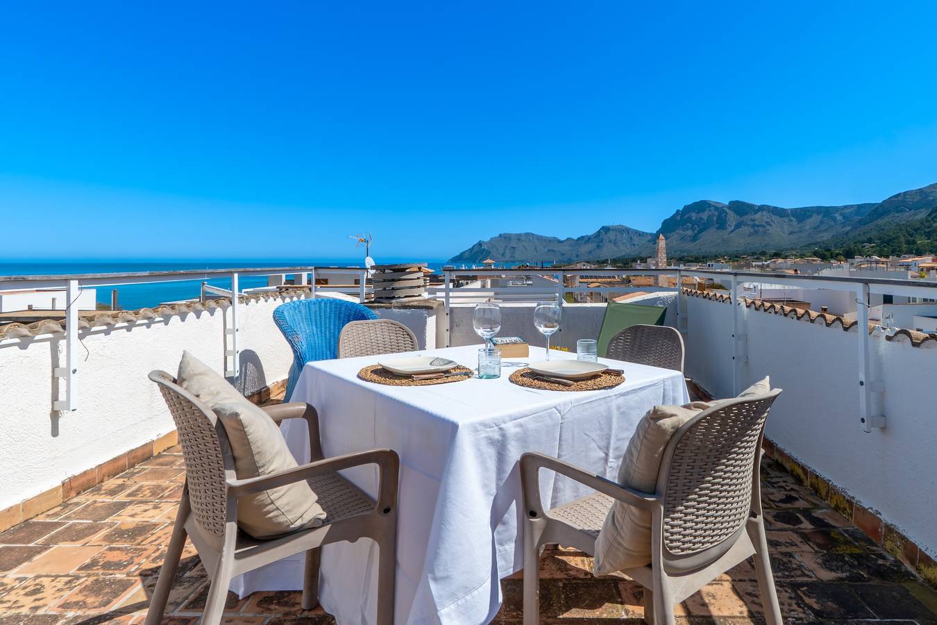 Apartamento entero, Apartamento 'Miramar' con vistas al mar y a la montaña, terraza privada y Wi-Fi in Colònia de Sant Pere, Artà