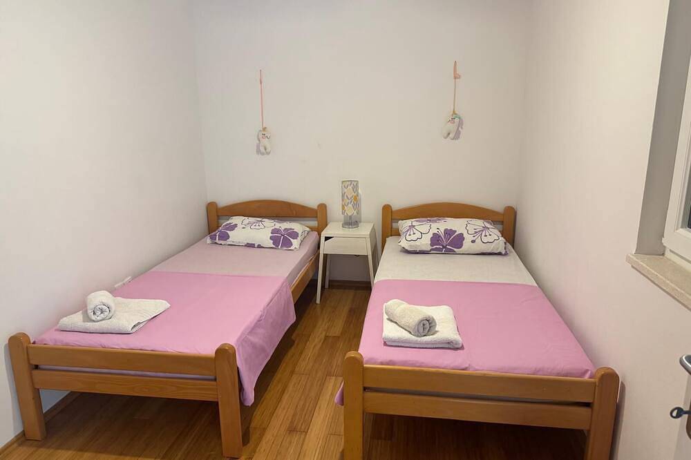 Ganze Wohnung, Relaxed Chic 2-Bed Apartment: Just Steps From the Beach in Blace, Dubrovnik-Neretva