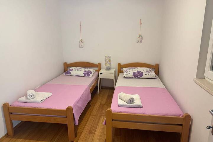 Ganze Wohnung, Relaxed Chic 2-Bed Apartment: Just Steps From the Beach in Blace, Dubrovnik-Neretva
