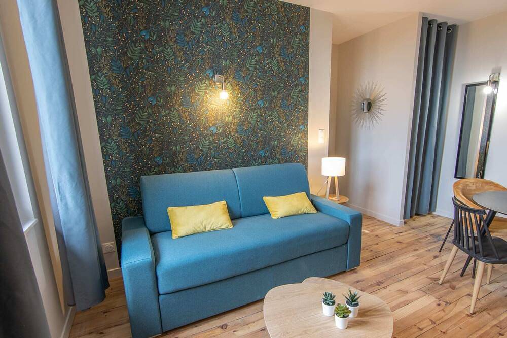 Entire apartment, Apartment 4 persons air-conditioned 1 bedroom + sofa bed Puy de Cômes 203 in Châtel-Guyon, Volcans d'Auvergne Regional Nature Park