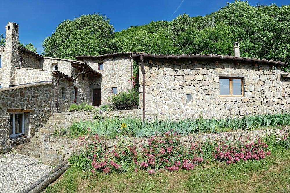 Grand gîte en pierre au coeur de l'Ardèche in Saint-Étienne-de-Serre, Parc naturel régional des Monts d'Ardèche