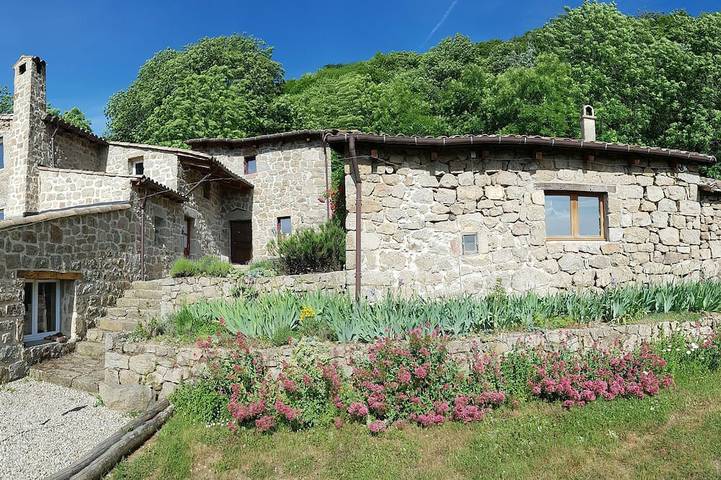 Gîte pour 14 personnes, avec jardin et terrasse à Saint-Étienne-de-Serre