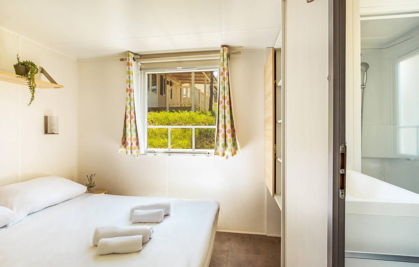 Gemütliches Mobilheim am Strand mit Meerblick und Terrasse in Stinjan, Pula