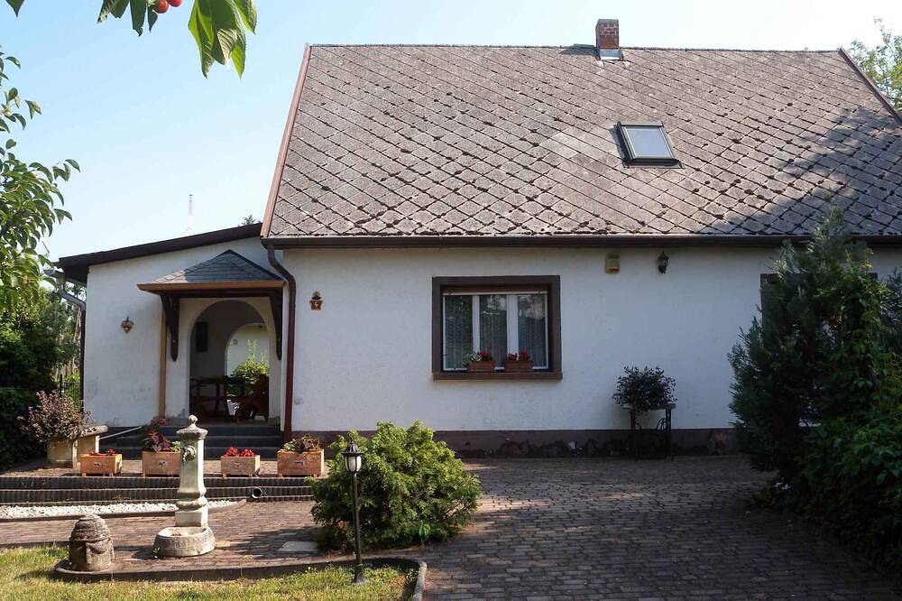 Ferienhaus mit überdachter Terrasse und Grill in Szabadifürdő, Siofok