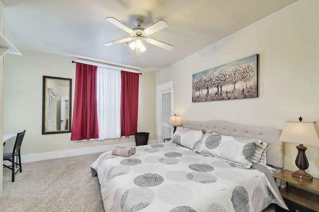 Central & Peaceful 3-bed home with a fireplace in Manistee, Manistee County