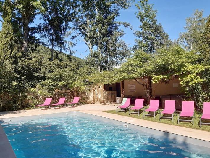 Location de vacances pour 4 personnes, avec Terrasse et Jardin ainsi que Piscine et Vue à Saint-Jean-d'Aigues-Vives