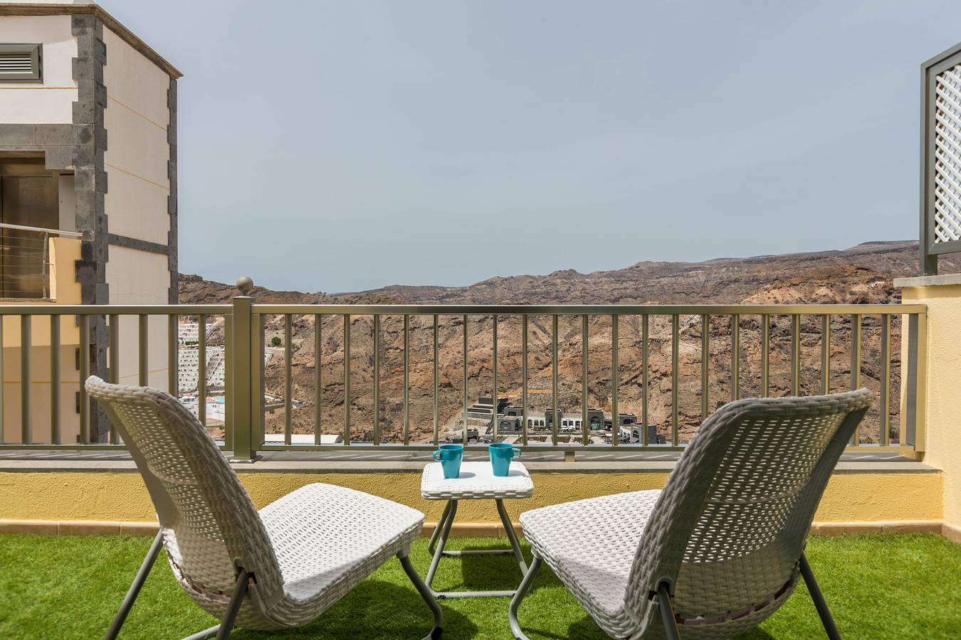 Apartamento entero, Apartamento "Happy Dreamer" con piscina compartida, terraza y vistas a la montaña in Puerto Rico (Gran Canaria), Gran Canaria Sur