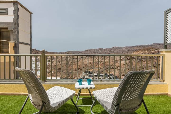 Ganze Wohnung, Ferienwohnung "Happy Dreamer" mit Gemeinschaftspool, Terrasse und Blick auf die Berge in Puerto Rico (Gran Canaria), Mogán