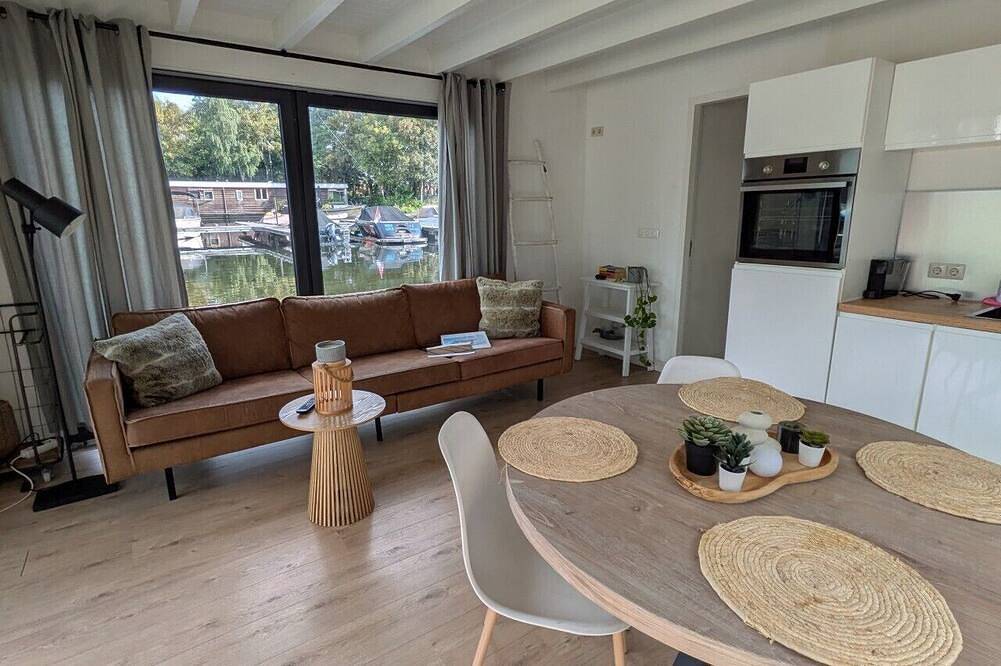 6-persons Houseboat Experience in Amsterdam in Amsterdam Zuid, Nordholland