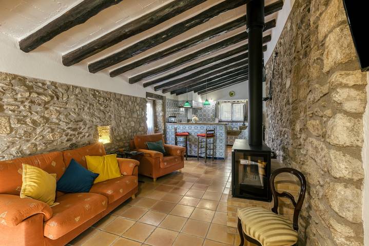 Vacation Home "Can Cortada" with Mountain View, Private Terrace & Barbecue in Cantallops, Upper Empordà