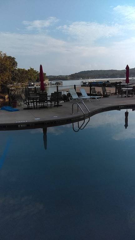 Vacation rental for 2 people, with pool and hot tub as well as balcony in Lake of the Ozarks