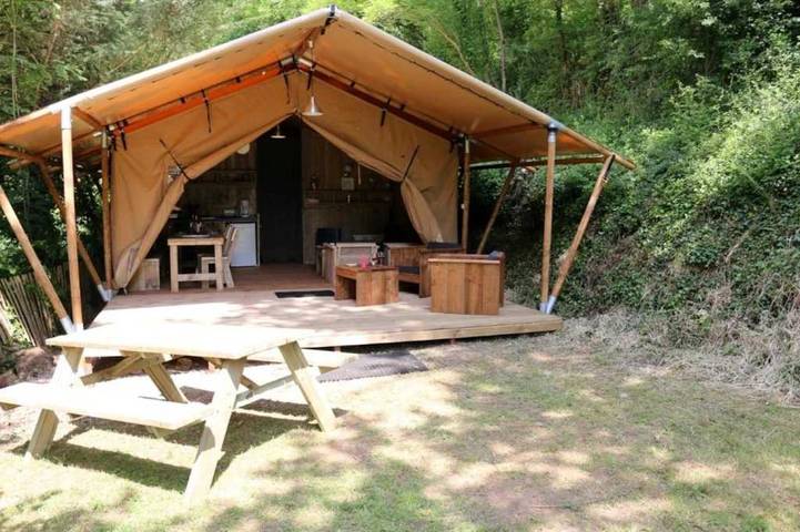 Camping für 6 Personen, mit Pool und Terrasse in Cantal
