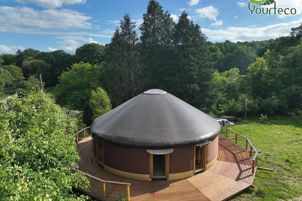 New, magnificent contemporary yurt in the heart of nature, between land and sea. in Arzano, Quimper region