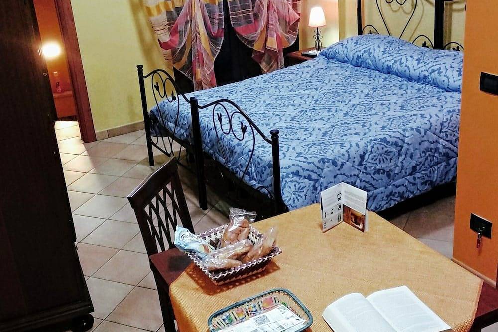 Entire apartment, Independent studio in the historic center, with kitchenette. in Agrigento, Agrigento Province