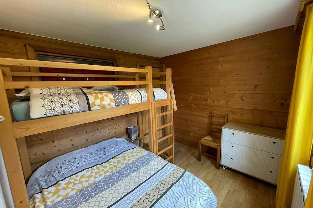 Appartement entier, Appartement rez de chaussée du chalet Cres avec piscine - jacuzzi in Serraval, Région d'Annecy