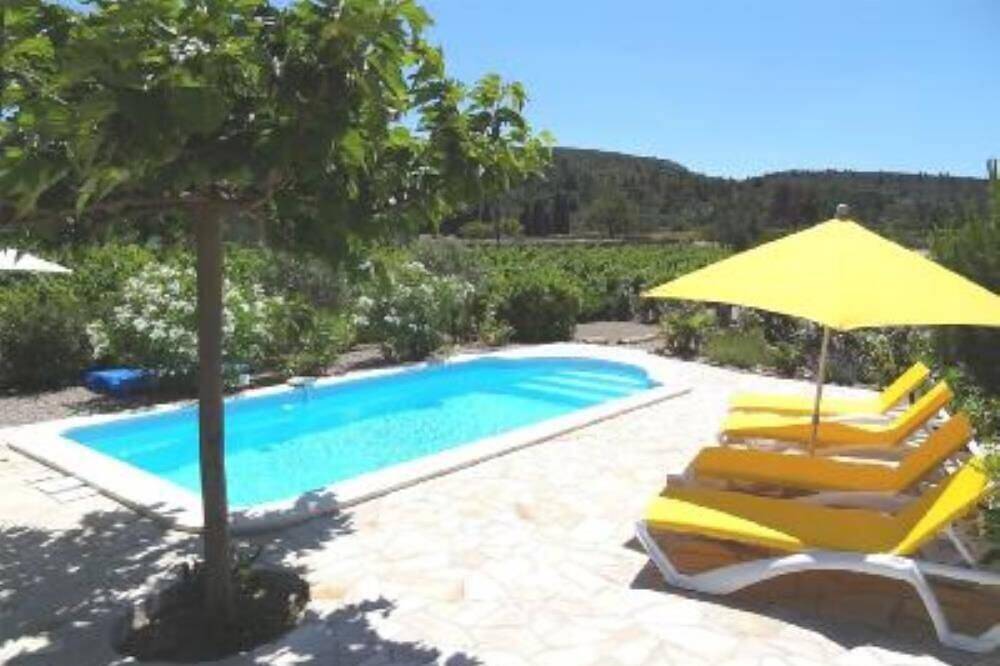 Villa avec piscine privative chauffée,  vue  sur le vignoble, à 25 Km de la mer. in Coustouge, Côte méditerranéenne (France)