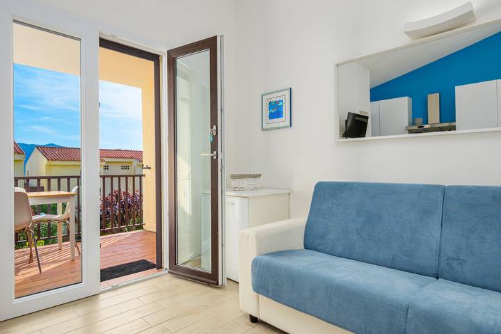 Appartamento intero, Appartamento 'Casa Giallo' vicino al mare con giardino e aria condizionata in Cannigione, Arzachena