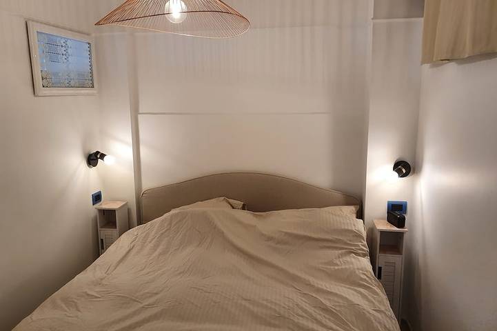 Appartement entier, Face mer tout confort avec clim , wifi , internet. situation exceptionnelle. in Juan-les-Pins, Antibes