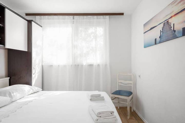 Schönes Haus mit 2 Schlafzimmern in. in Spongiola, Brodarica