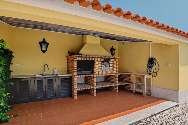 Holiday Home 'Rocha's House' with Private Pool, Private Terrace and Wi-Fi in Poceirão e Marateca, Setúbal Peninsula