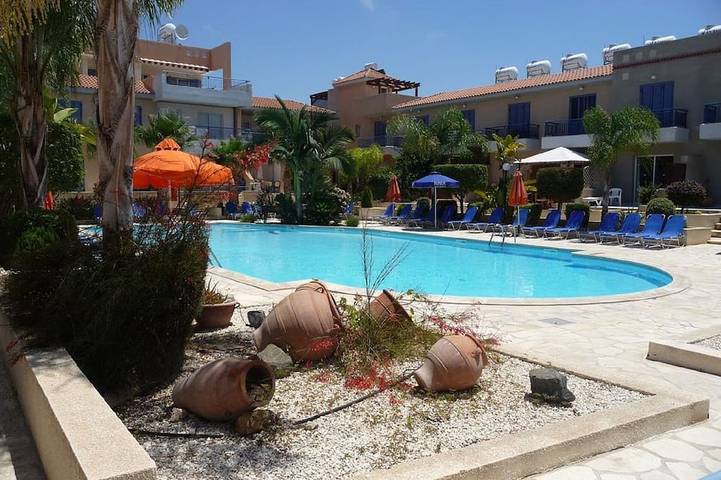 Holiday rental for 4 people, with garden and pool as well as balcony in Kato Paphos