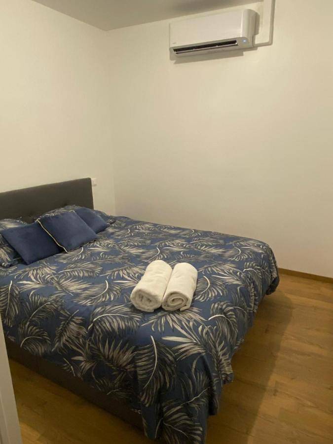 Location de vacances pour 2 personnes, avec Terrasse ainsi que Jardin et Piscine à Tombebœuf