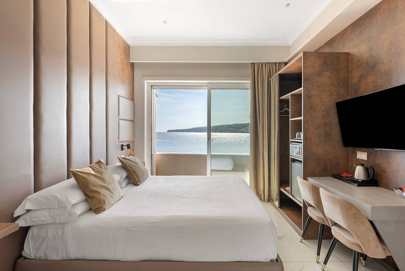 Zimmer 'Luxury Fronte Mare Con Jacuzzi' mit Balkon, Wi-Fi und Klimaanlage in Neapel, Neapel Provinz