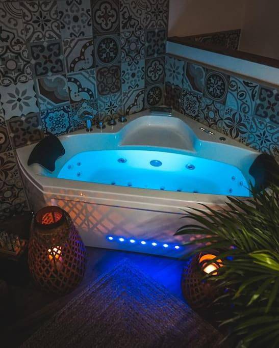 Gîte pour 2 personnes, avec Jacuzzi à Sahorre