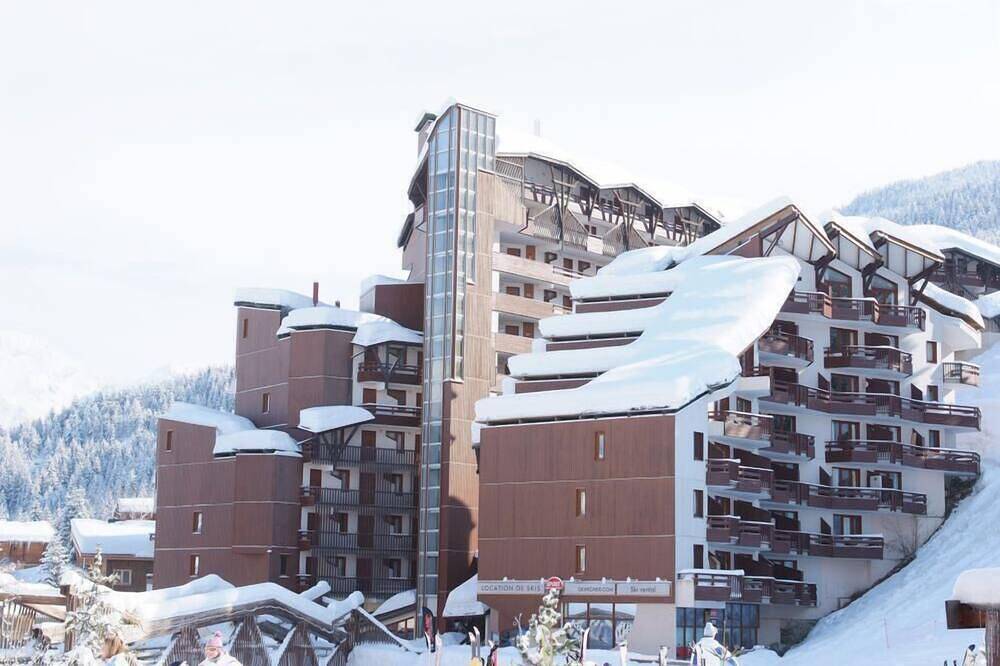 Entire apartment, 50m from resort center, 3rd floor, view ski slopes, balcony, parking, tv, ski locker, 32m², La Tania in La Tania, La Perrière
