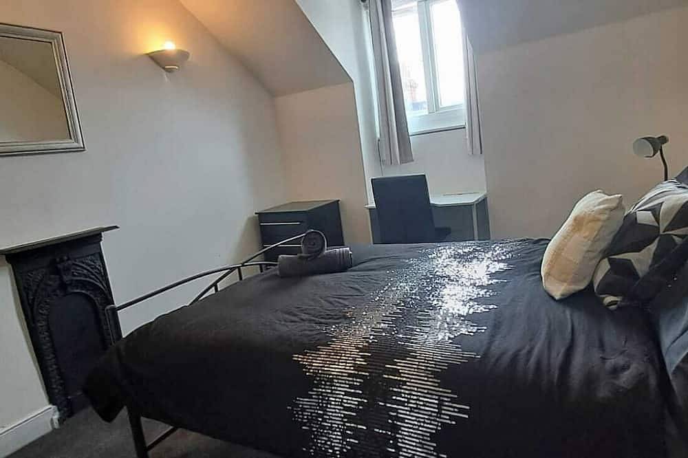 Kettering Home Away from Home | 4-Bed, Near Town & Hospital sleeps 4-7 in Kettering, Northamptonshire