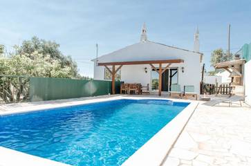 Gîte pour 5 personnes, avec balcon et vue ainsi que piscine et jardin dans Salir