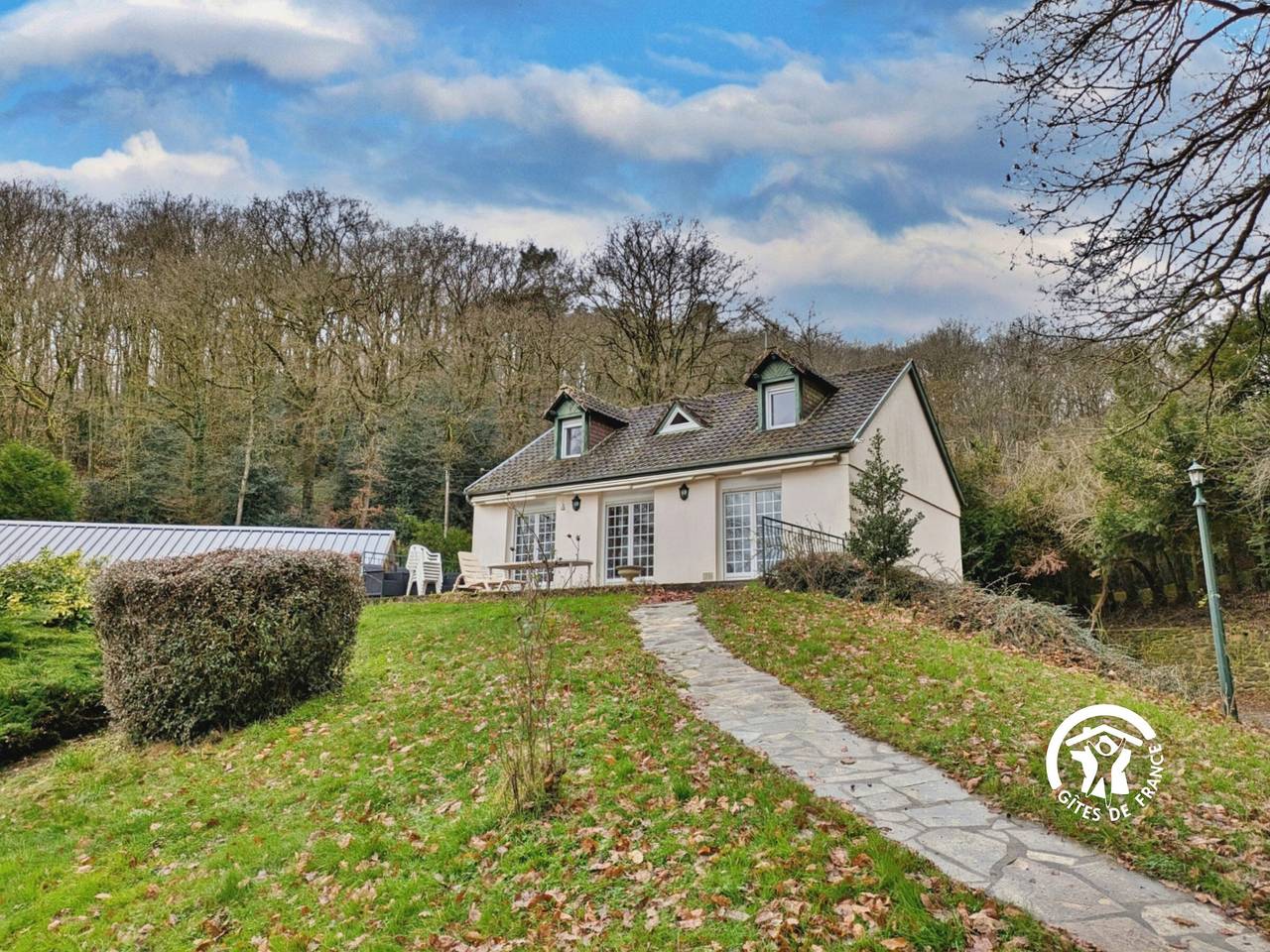 Gîte de charme avec étang privé, activités de loisirs et randonnées, proche villages pittoresques in Saint-Pierre-sur-Orthe, Parc naturel régional Normandie-Maine