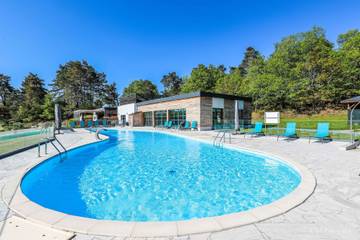 Gîte pour 6 personnes, avec piscine et sauna ainsi que vue sur le lac et jardin, animaux acceptés à Madranges