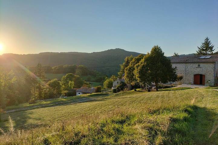 Location de vacances pour 4 personnes, avec Terrasse ainsi que Jardin et Piscine à Alzon