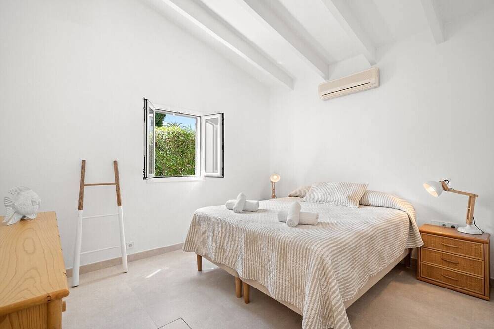 Magnificent Villa Luminosa- private pool and views in Port d'Addaia, Es Mercadal