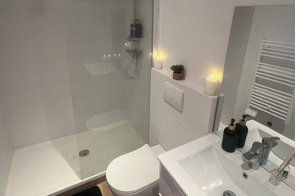 Entire apartment, Suite with Spa O'Kalm in Aubagne, Marseille region